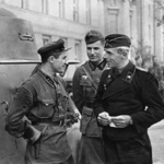 Vokiečių ir sovietų kareiviai per paradą, turėjusį būti vokiečių ir sovietų karių brolybės simboliu; Bžeščius prie Bugo, 1939 m. rugsėjo 22 d. (IPN)