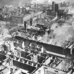 Varšuva po vokiečių bombardavimų – Gžybovskio aikštė su charakteringais Visų Šventųjų bažnyčios bokštais; 1939 m. rugsėjis (IPN)