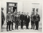 Vokiečių saugumo policijos operatyvinės grupės pareigūnai su trimis lenkais, karo tribunolo nuteistais mirties bausme. Nuotrauka padaryta Plonske 1939 m. rugsėjį