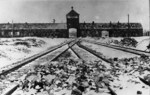 Įvažiavimo į KL Auschwitz-Birkenau vartai; 1945 m. sausis (IPN)