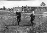 Vyriausieji Makso Paulio (Max Pauly), KL Stutthof komendanto, sūnūs žaidžia stovyklos teritorijoje; greičiausiai 1942 m., (IPN)