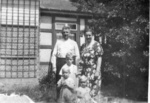 Maksas Paulis, KL Stutthof komendantas, su žmona ir vaikais priešais namą Gdanske; tarp 1939 ir 1942 m. (IPN)