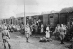 Žydai iš Varšuvos geto Umšlagplace pakeliui į Treblinkos naikinimo stovyklą; (IPN)