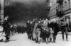 Vokiečiai išvaro iš miesto žydus Varšuvos geto sukilimo metu; 1943 m. balandis – gegužė (IPN)